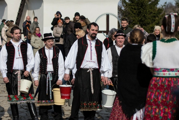 Celebraciones de Pascua en Hungría “Locsolkodás”