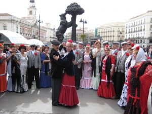 Chulapos bailando chotis. San Isidro. Madrid. España